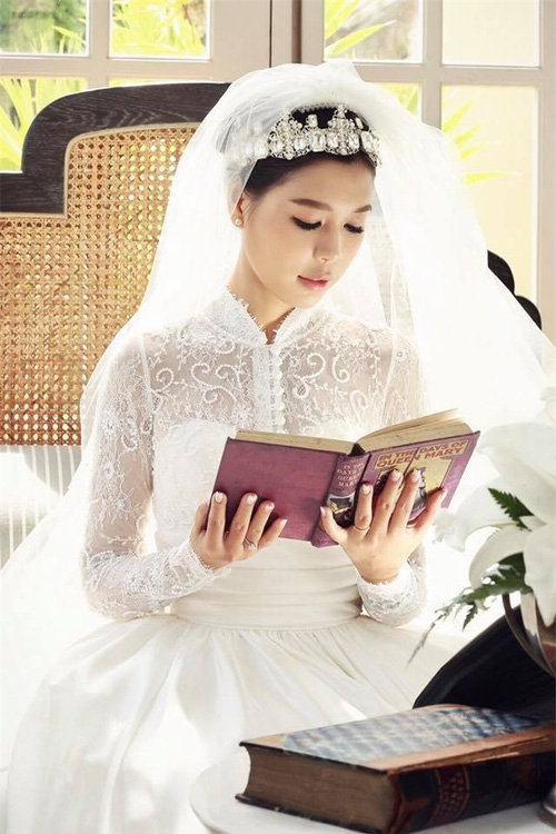 Trước đó, nhà văn Linh Lê đã đăng bức cô dâu xinh đẹp khiến dư luận xôn xao