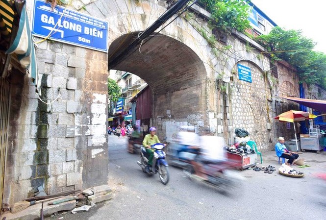Những vòm cầu đường sắt dần lên ga Long Biên được xây dựng từ thời Pháp