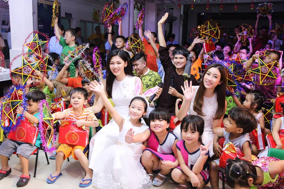 Đỗ Mỹ Linh và Thanh Tú cùng nhau tổ chức trung thu cho các em nhỏ tại TP.HCM