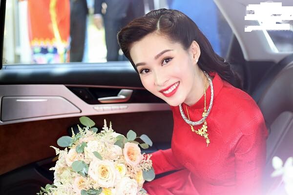 Cô dâu xinh nhất Việt Nam có vẻ đẹp rạng ngời trong lễ cưới. Ảnh: 2Sao
