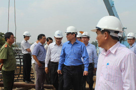 Bộ trưởng Trương Quang Nghĩa cùng đoàn công tác thị sát khu vực cầu Ghềnh. Ảnh: Người lao động