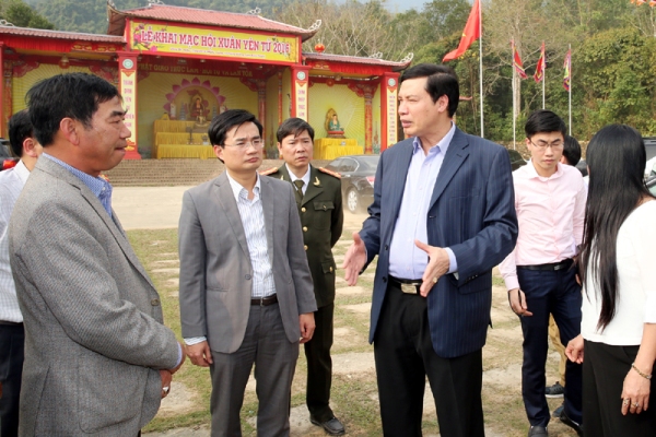 Đồng chí Nguyễn Đức Long, Phó Bí thư Tỉnh ủy, Chủ tịch UBND tỉnh kiểm tra địa điểm tổ chức khai hội Yên Tử 2016.