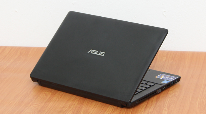 Laptop giá rẻ Core i3 thiết kế gọn gàng cứng cáp ấn tượng
