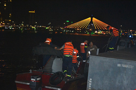 Lực lượng cứu hộ đã cứu thành công hàng chục người từ vụ chìm tàu Thảo Vân 2 trên Sông Hàn