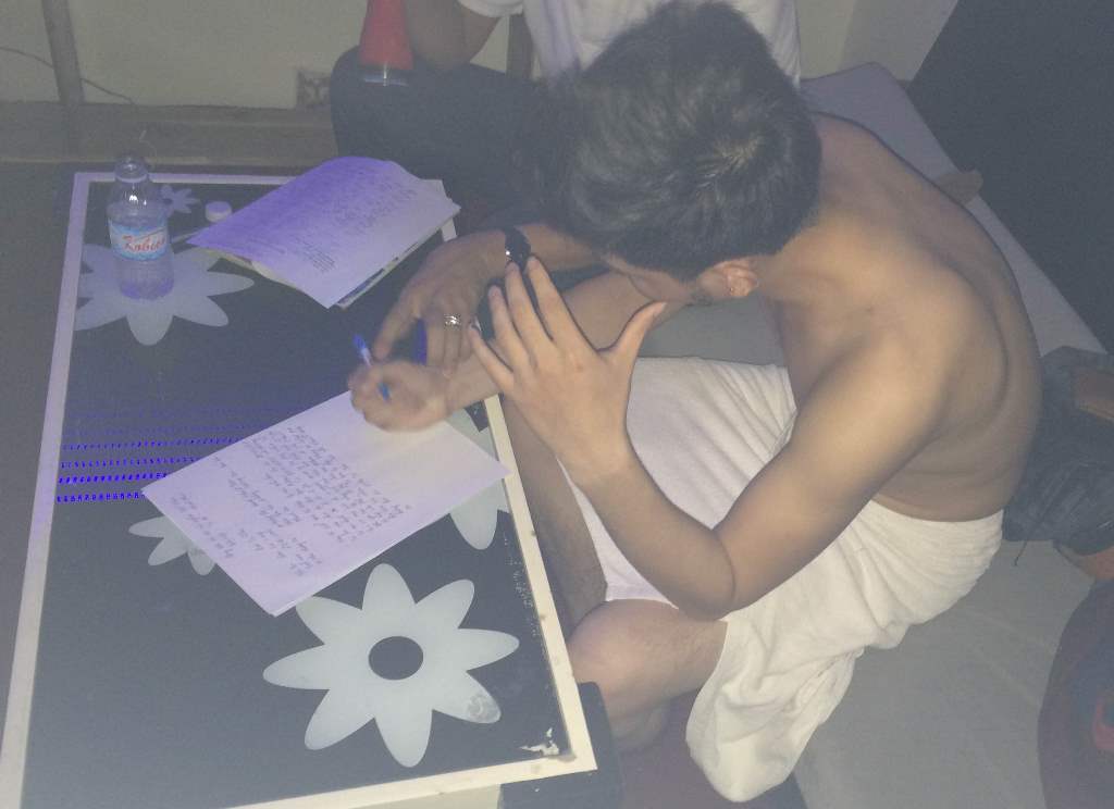 Công an TPHCM lập biên bản một nam nhân viên của ổ mại dâm đồng tính nam vừa bị triệt phá