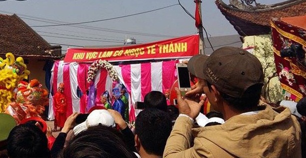 Lễ hội chém lợn ở Bắc Ninh: Ông Ỉn được rước đi ‘trảm’ kín