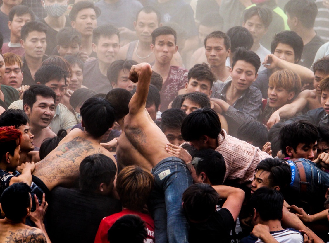Hình ảnh bạo lực trong lễ hội phết Hiền Quan, Phú Thọ
