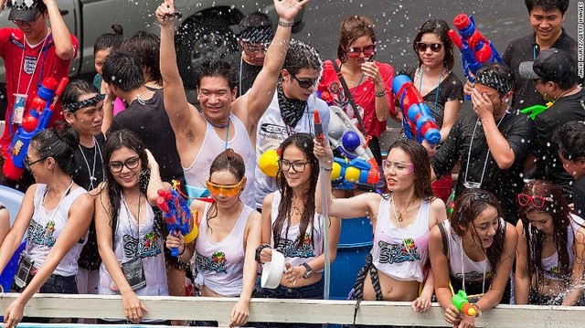 Lễ hội té nước Songkran là lễ hội lớn nhất ở Thái Lan