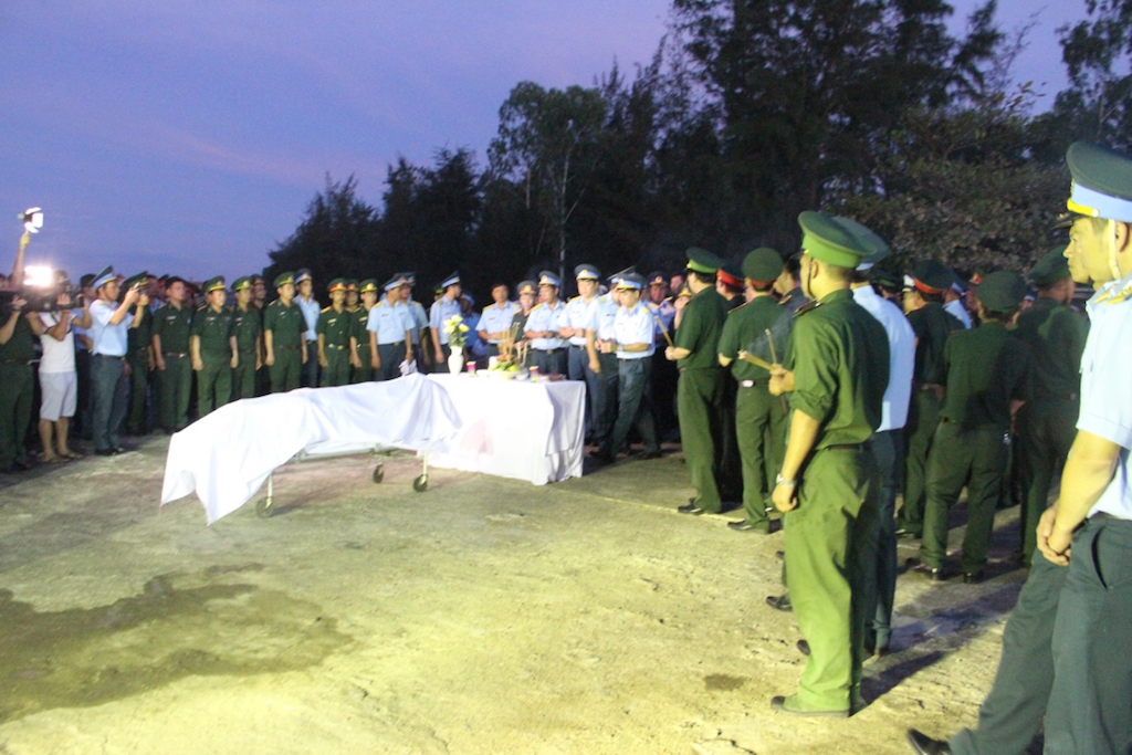 Lễ khâm liệm phi công Trần Quang Khải được tiến hành ngay tại cầu cảng Hải đội 2 (Cửa Hội, Cửa Lò, Nghệ An)