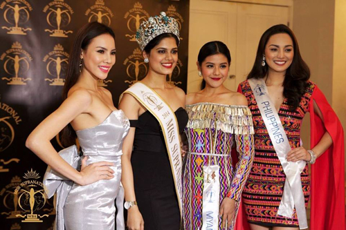Lệ Quyên bên Hoa hậu Siêu quốc gia 2014 và hai người đẹp Myanmar, Philippines
