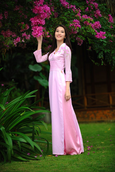 Thu Thảo diện chiếc áo dài cách điệu của nhà thiết kế Việt Hùng. Chiếc áo có tay lửng, cổ chữ V giúp người mặc thêm trẻ trung.