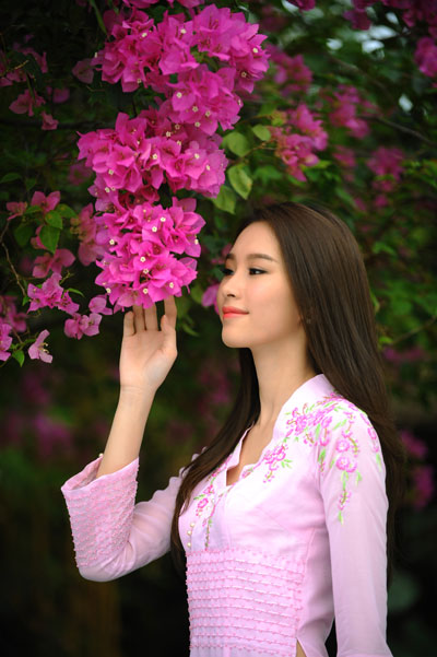 Màu hồng cánh sen của trang phục tôn thêm nét xuân thì cho người mặc.