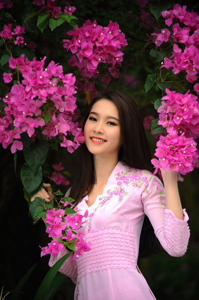 Nhiếp ảnh gia Nguyễn Á là người ghi lại những khoảnh khắc duyên dáng của Hoa hậu giữa thiên nhiên mùa xuân.