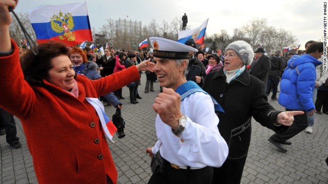 Những người ủng hộ Crimea gia nhập Nga ăn mừng tại Quảng trường Lenin