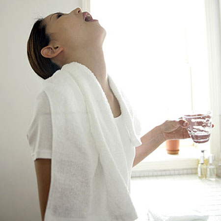 Nên dùng nước muối 0,9% súc miệng sau đánh răng buổi sáng, buổi tối.