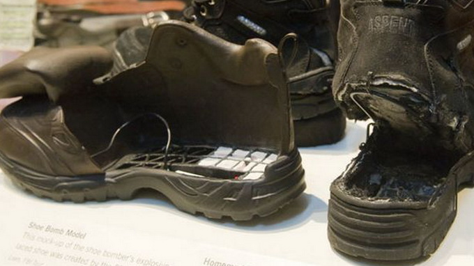 Một đôi giày chứa bom bị phát hiện tại sân bay Mỹ