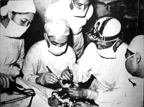 GS-TS Phạm Gia Triệu (thứ 2 từ phải qua) là chuyên gia nổi tiếng về phẫu thuật thần kinh - Ảnh: tư liệu của BV 108