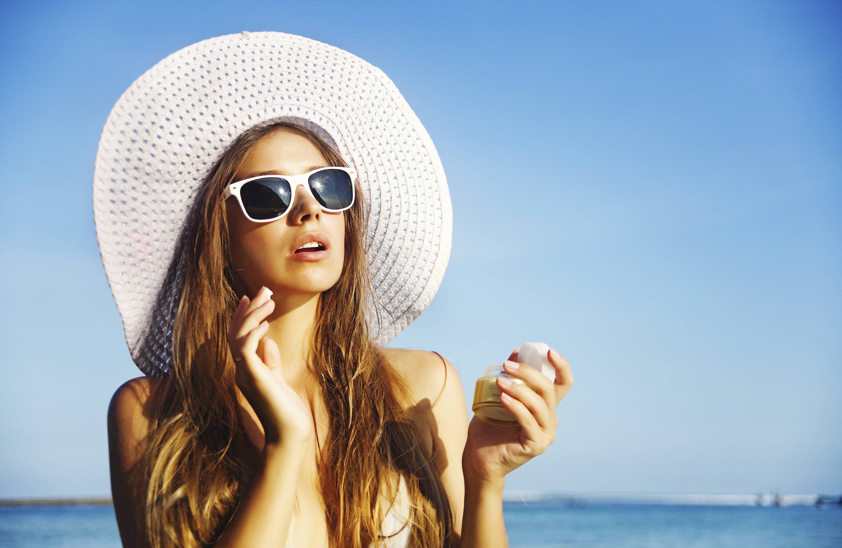 Nón rộng vành giúp che chắn gương mặt khi đi ngoài trời, giúp giảm tác động trực tiếp của tia UV lên mắt