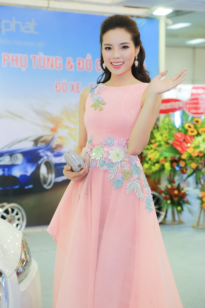 Hoa hậu Kỳ Duyên khoe dáng bên cạnh siêu xe Jaguard 2016 trị giá gần 10 tỷ 