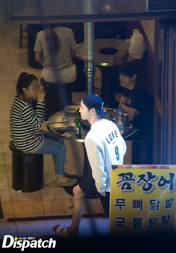 Song Joong Ki và Song Hye Kyo ăn mặc đơn giản, hẹn hò lúc nửa đêm