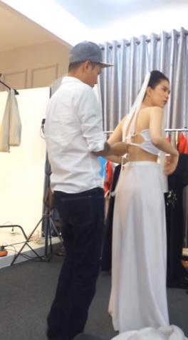 Ngọc Trinh v&ocirc; tư cởi đồ, để lộ th&acirc;n h&igrave;nh trước mặt đồng nghiệp