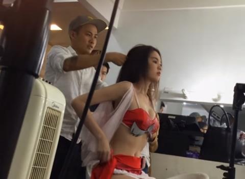Ngọc Trinh v&ocirc; tư cởi đồ, để lộ th&acirc;n h&igrave;nh trước mặt đồng nghiệp