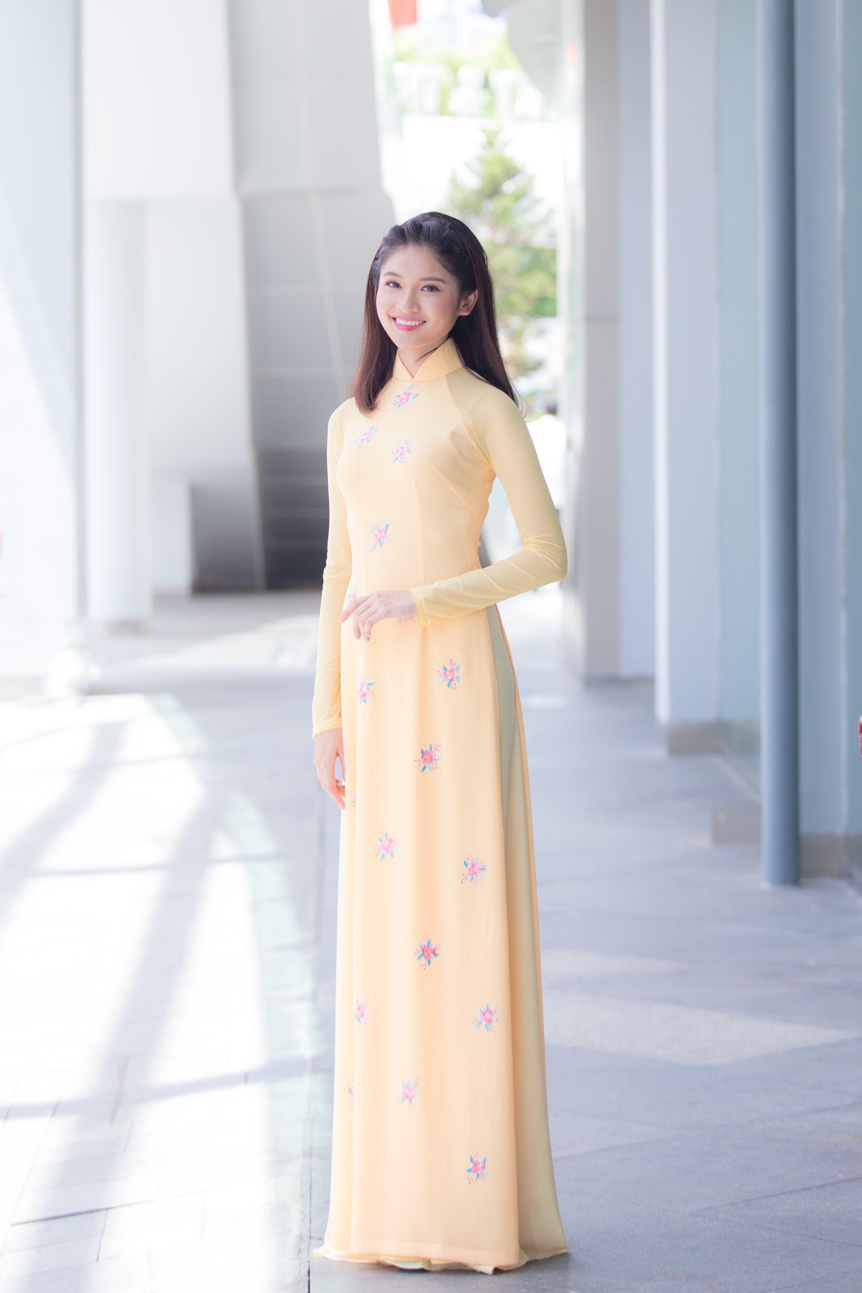 Á hậu Thùy Dung khoe vẻ đẹp ‘ngọt lịm’ với áo dài