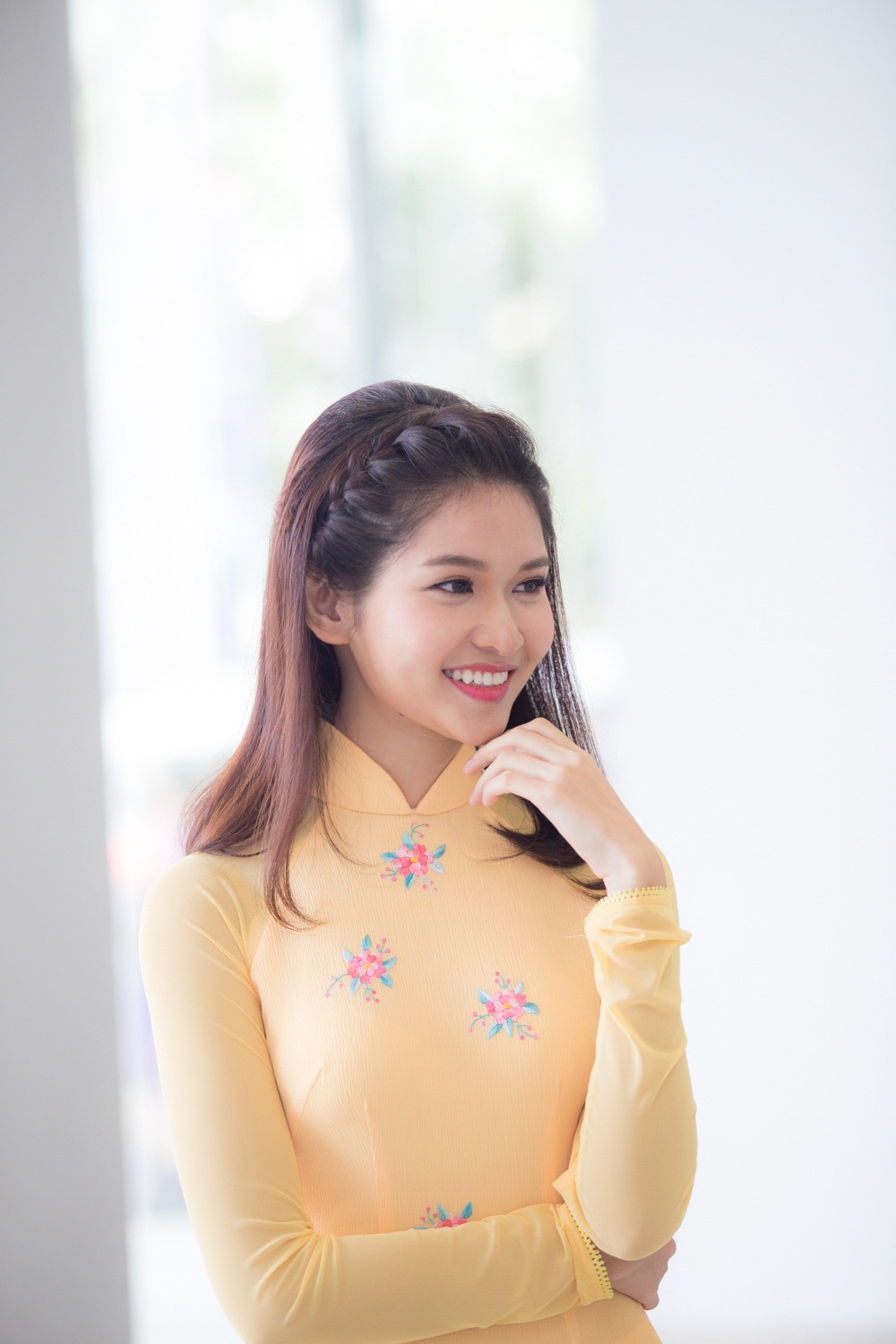 Á hậu Thùy Dung khoe vẻ đẹp ‘ngọt lịm’ với áo dài