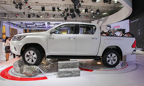 Toyota Hilux 2016 vừa chốt giá 697 triệu có gì đặc biệt?