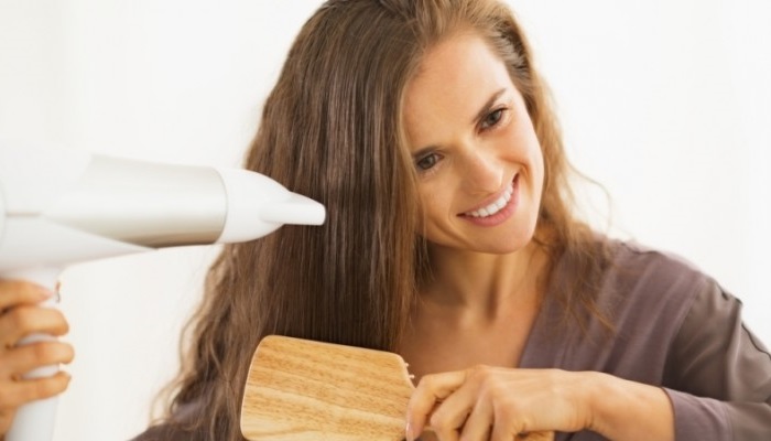 Những thói quen cần loại bỏ ngay khi sử dụng máy sấy tóc