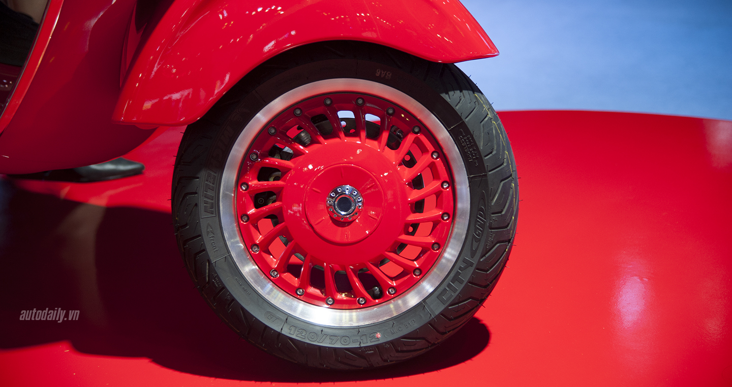 946 Vespa Red là mẫu xe được sản xuất bởi sự hợp tác của tập đoàn Piaggio và tổ chức từ thiện RED. Ảnh AutoDaily