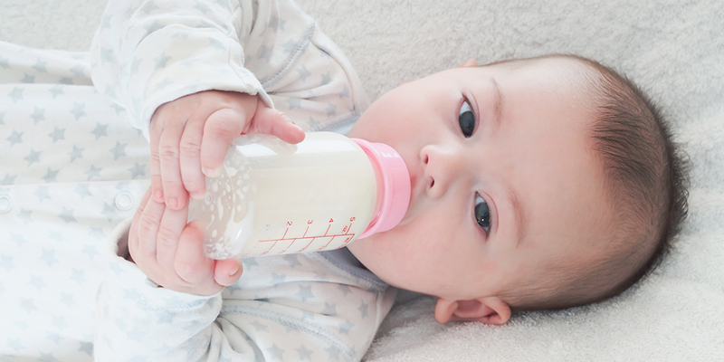 Trẻ bị táo bón do uống sữa, cha mẹ cần làm gì?
