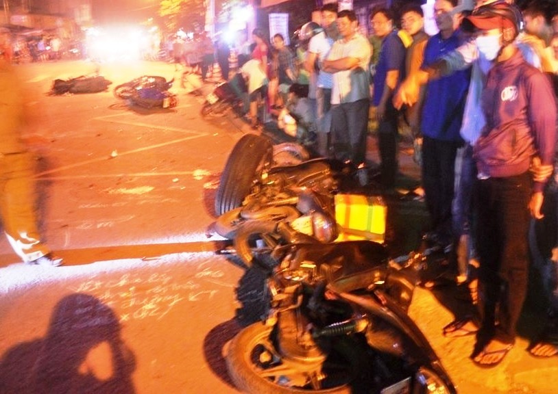 Tai nạn giao thông: Ô tô đâm hàng loạt xe, nhiều người thương vong