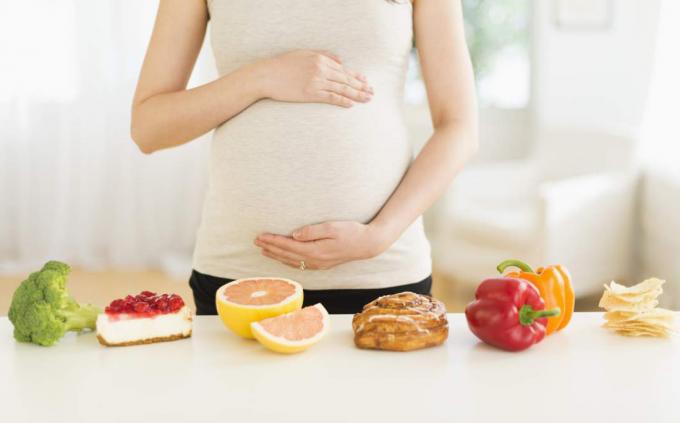 Những thực phẩm phù hợp với từng tháng mang thai của mẹ bầu