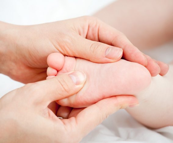 Cách massage cho trẻ sơ sinh giúp bé ăn ngon, ngủ tốt
