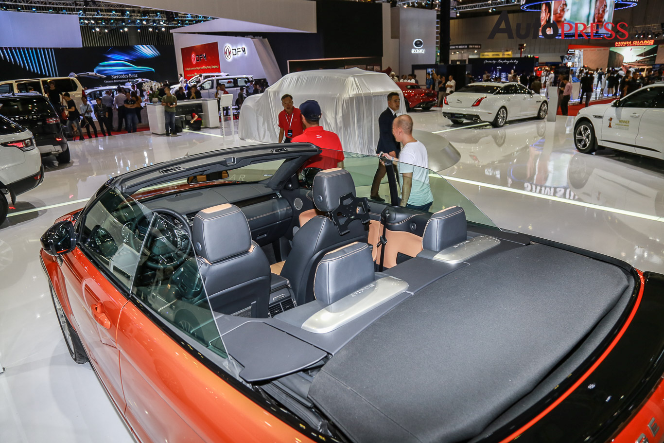Range Rover Evoque mui giá 3,48 tỷ tại Việt Nam có gì hay?