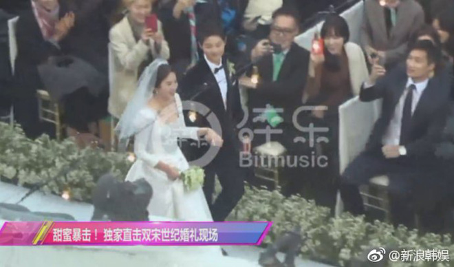 Khi nhìn thấy cô dâu, Song Joong Ki lập tức chuyển từ khóc sang nở nụ cười rạng rỡ.