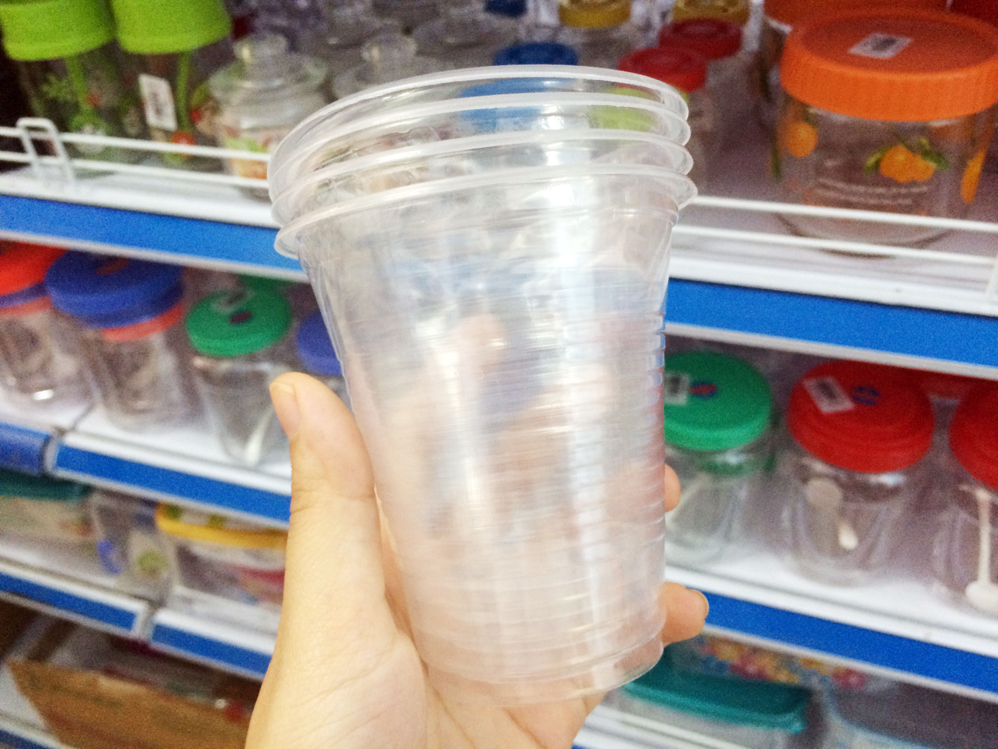 Đồ nhựa dùng một lần được bày bán tràn lan, người mua cần cẩn trọng