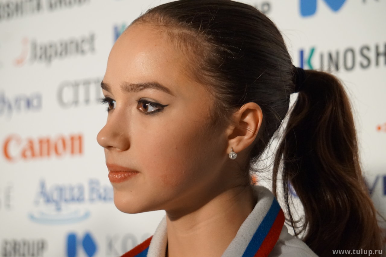 Nữ VĐV 15 tuổi đẹp tựa thiên thần, tỏa sáng rực rỡ trên sân băng Olympic