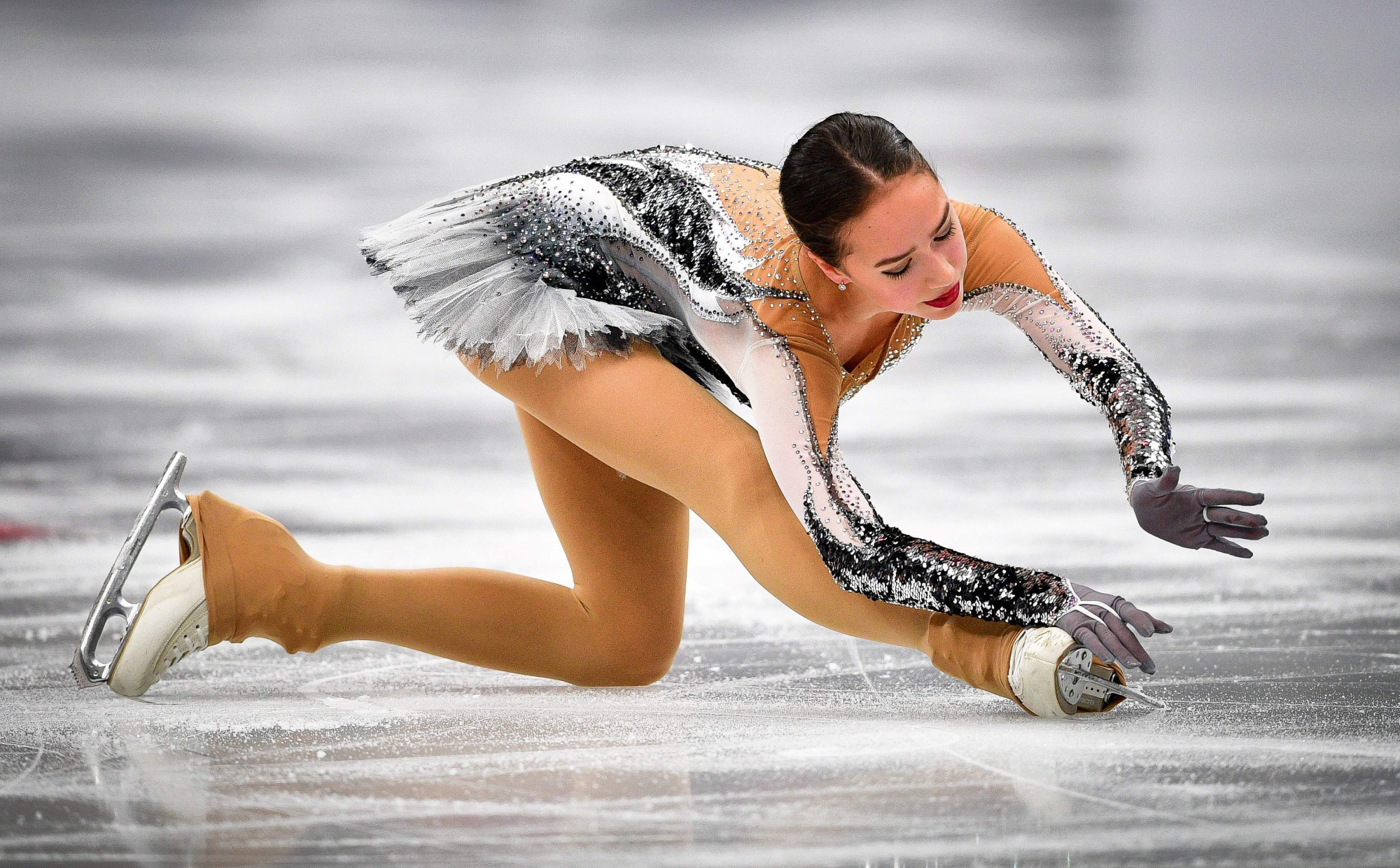 Nữ VĐV 15 tuổi đẹp tựa thiên thần, tỏa sáng rực rỡ trên sân băng Olympic