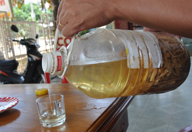Vụ ngộ độc rượu ở Nghệ An: ‘Mất mạng’ bởi rượu bổ tự chế