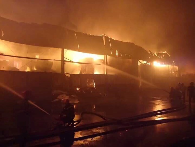 Cháy dữ dội tại Khu công nghiệp Vĩnh Lộc, lửa cùng khói đen bốc cao ngùn ngụt