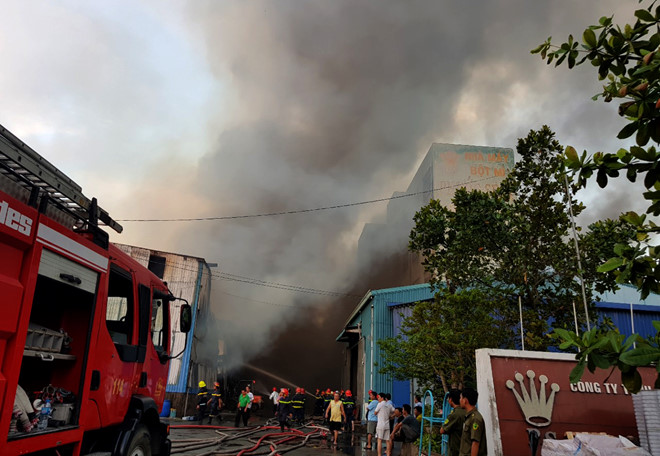 Cháy dữ dội tại Khu công nghiệp Vĩnh Lộc, lửa cùng khói đen bốc cao ngùn ngụt
