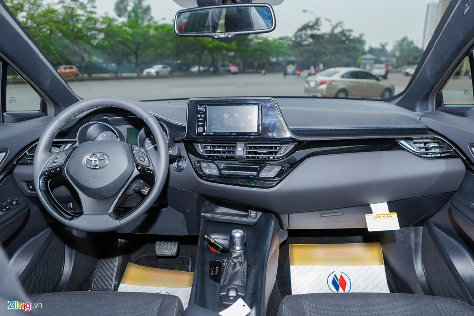 Cận cảnh Toyota C-HR 2018 vừa xuất hiện tại Việt Nam