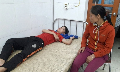 Nghệ An: Đang ngồi trong nhà 4 người cùng một gia đình bị sét đánh bất tỉnh
