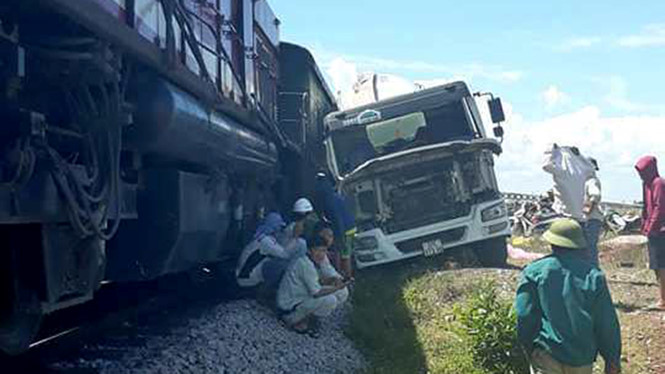 Nghệ An: Cố vượt qua đường ray, xe bồn bị tàu hất văng 10m