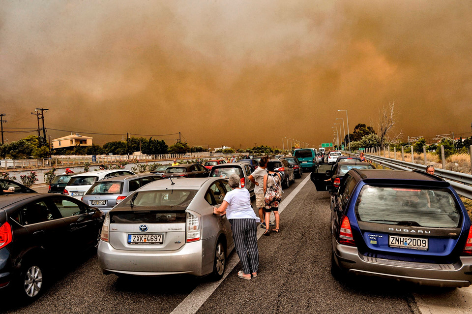 Cháy rừng ở Hy Lạp: Lửa càn quét, nhiều người chết gục trên xe và ngay trong sân nhà