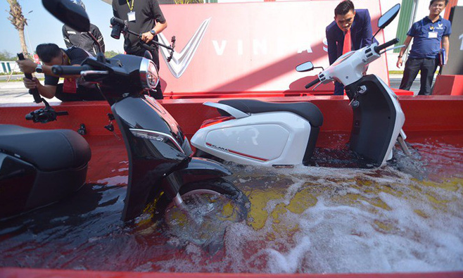 Có khả năng lội nước nửa mét, xe máy điện VinFast sở hữu công nghệ đặc biệt gì?