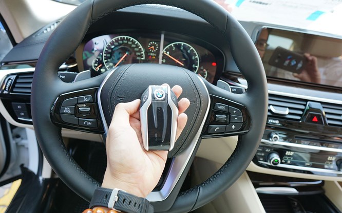 Chìa khóa điều khiển thông minh - BMW Display Key có trên cả 2 phiên bản 