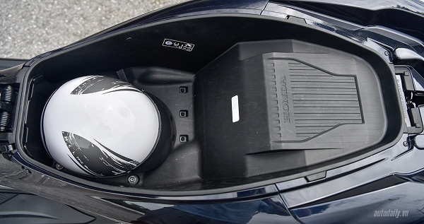 Chi tiết công nghệ và ứng dụng trên chiếc ‘xe ga lạ’ Honda PCX Hybrid, giá ngang SH150i
